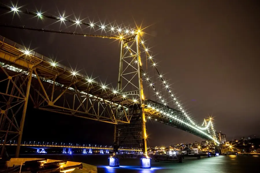 Florianópolis — Puente Hercílio Luz iluminado de noche