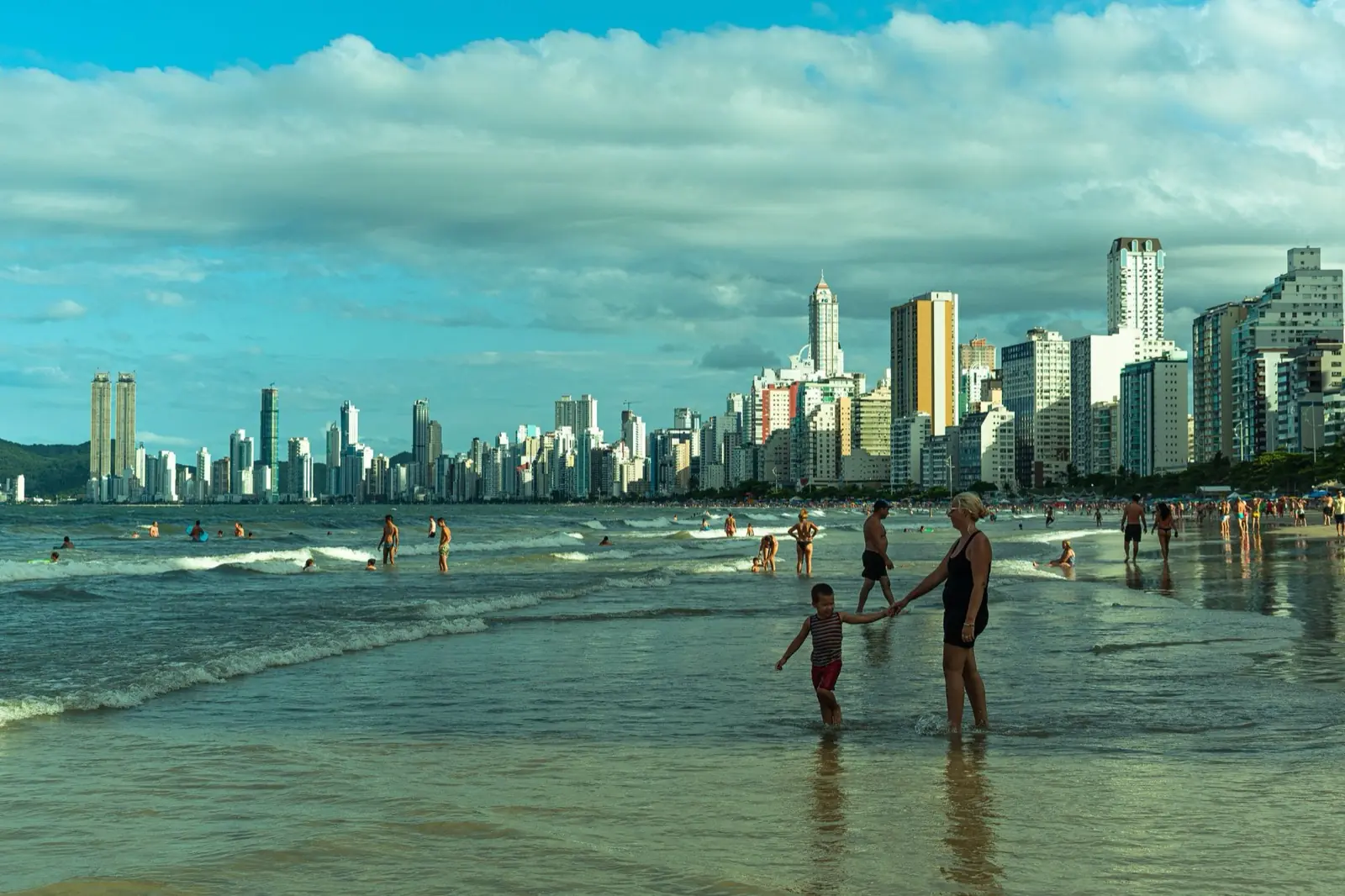 Playa de Balneário Camboriú con el skyline de rascacielos al fondo